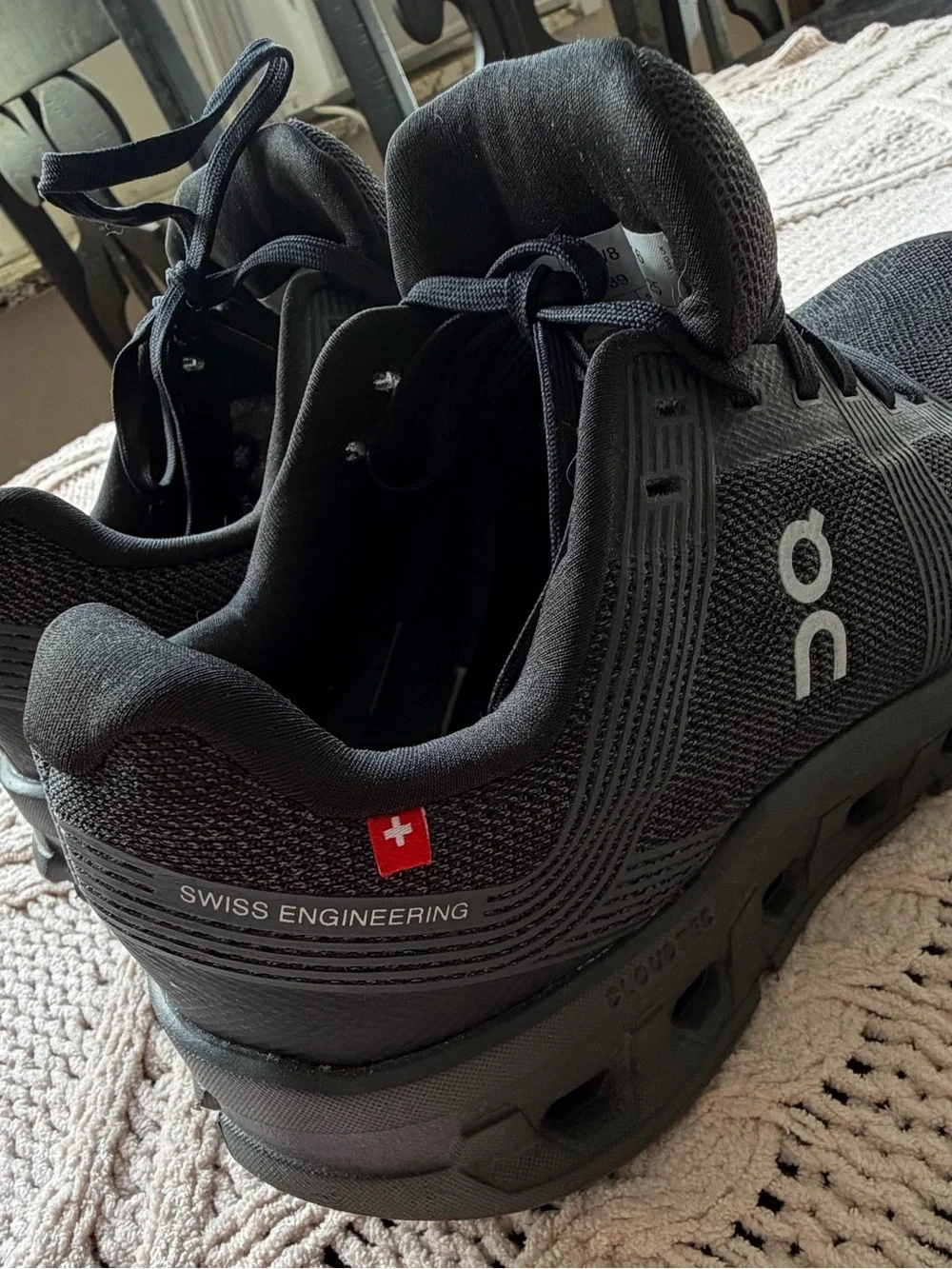 On Cloud women’s Sneakers in Black size W8